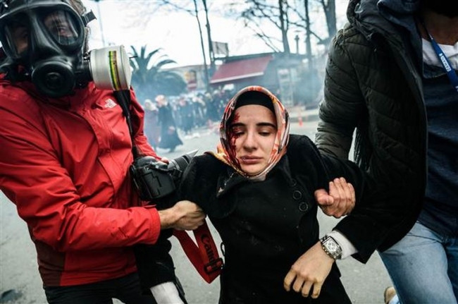 Zaman gazetesi önünde ortalık karıştı !