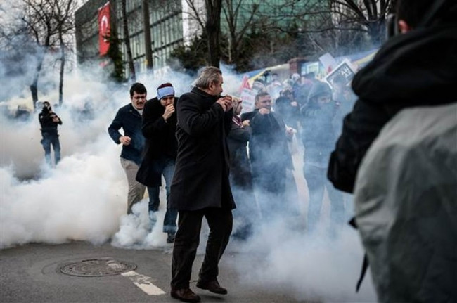 Zaman gazetesi önünde ortalık karıştı !