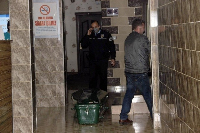 Otel odasındaki 4 günlük ceset güçlükle çıkartıldı