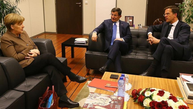 Davutoğlu, Merkel ve Rutte görüşmesinde pide ısmarlandı !
