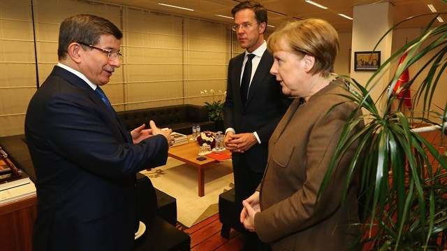Davutoğlu, Merkel ve Rutte görüşmesinde pide ısmarlandı !