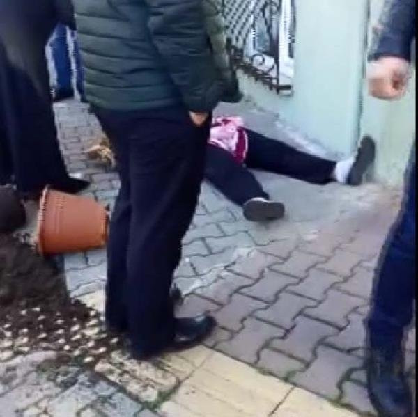 Eşine saldıran kocaya saksı fırlattılar