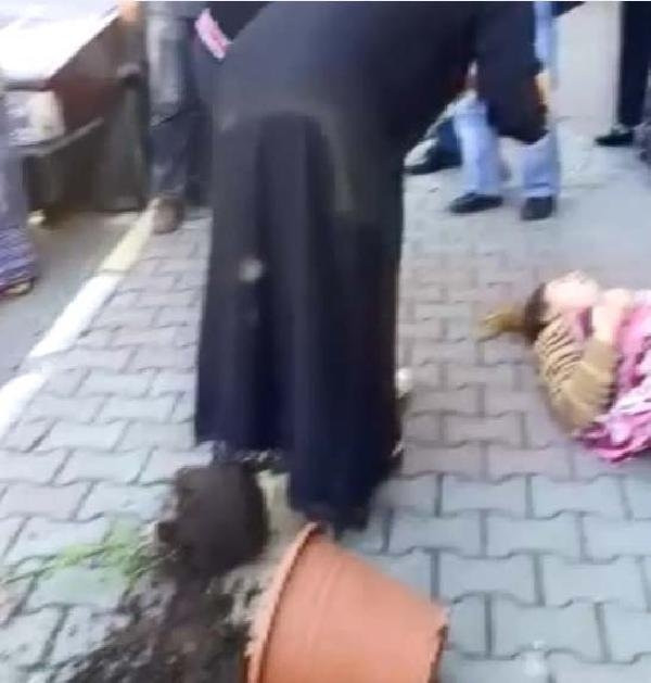 Eşine saldıran kocaya saksı fırlattılar