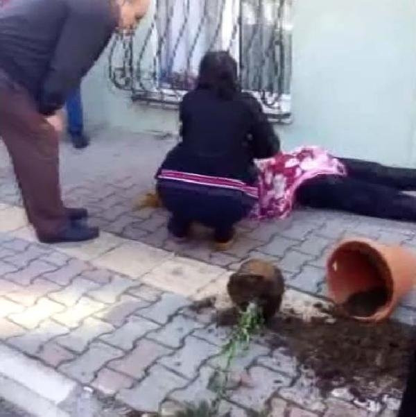 Eşine saldıran kocaya saksı fırlattılar