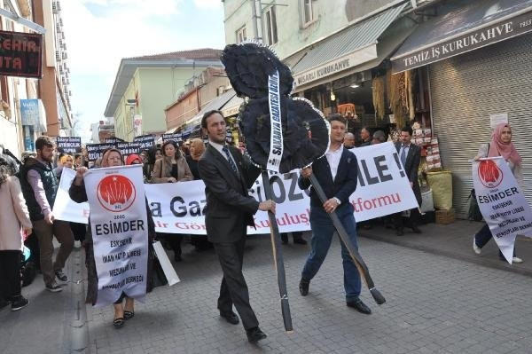 Çarşaflı kadın karikatürü kızdırdı: ''Kocamdır sever de döver