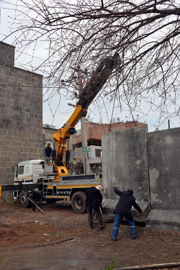 Sur�un dört bir yanı beton bloklarla çevriliyor Haber3 Sur�un dört bir yanı beton bloklarla çevriliyor Haber3