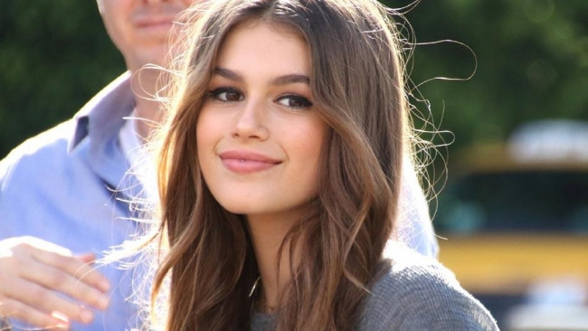 KAIA GERBER ANNESİNİN İZİNDEN GİDİYOR
