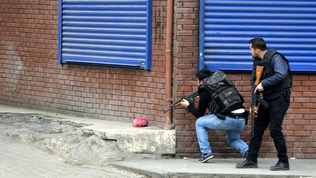 Asker ve polis Bağlar'a girdi