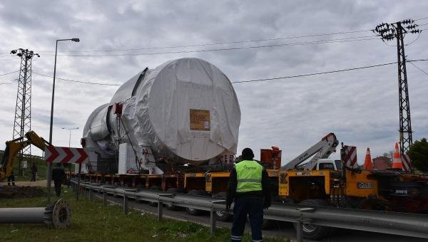 480 tonluk gaz tribünü böyle taşınıyor