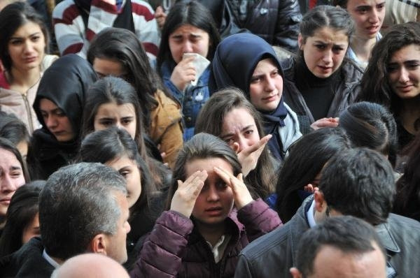 Tabutuna öğrencileri omuz verdi