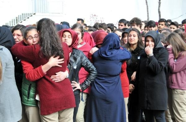 Tabutuna öğrencileri omuz verdi