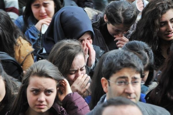Tabutuna öğrencileri omuz verdi