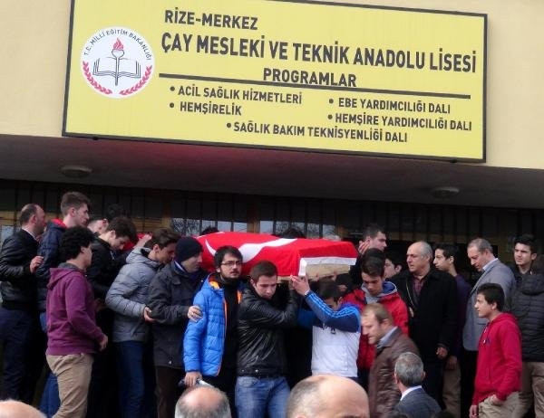 Tabutuna öğrencileri omuz verdi