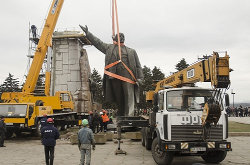 Ukrayna'nın en büyük Lenin heykeli söküldü