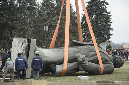 Ukrayna'nın en büyük Lenin heykeli söküldü