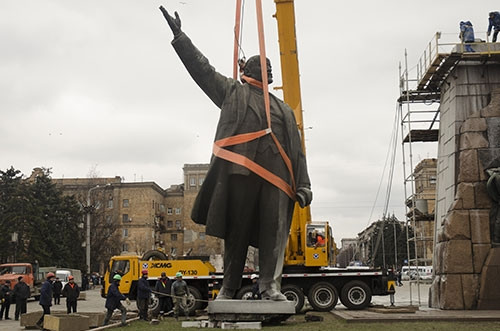 Ukrayna'nın en büyük Lenin heykeli söküldü