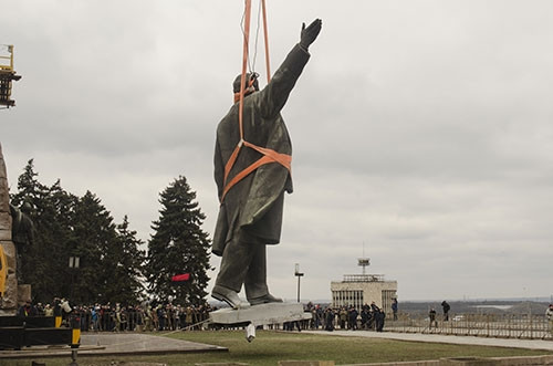 Ukrayna'nın en büyük Lenin heykeli söküldü