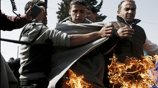 Kan donduran an ! Herkesin önünde kendini yaktı