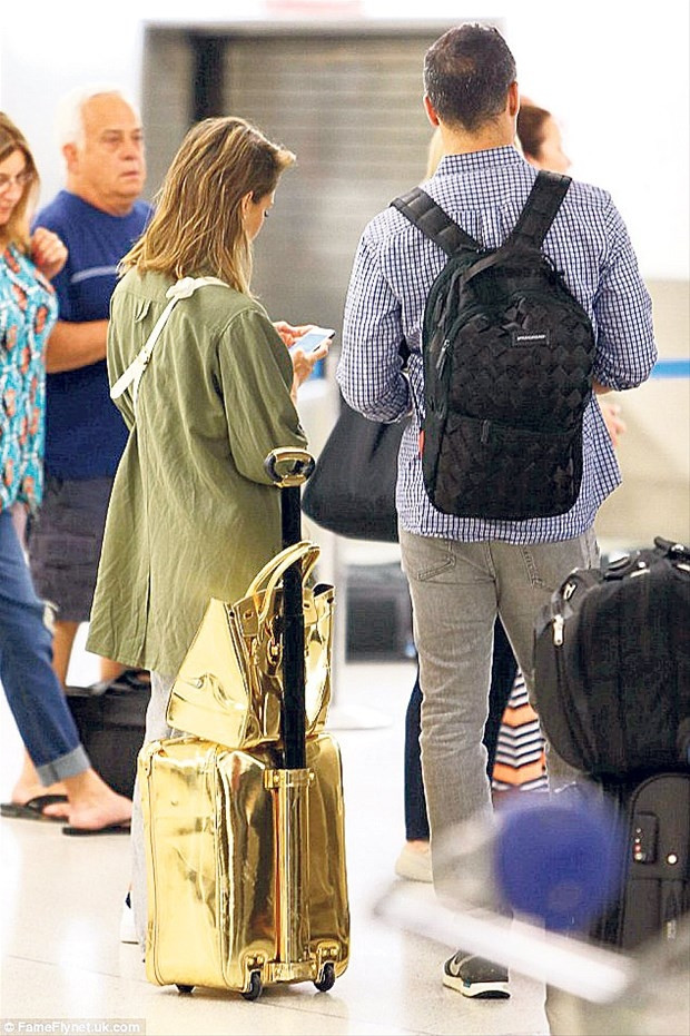 Jessica Alba aile boyu tatilde