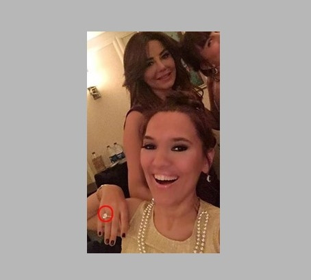 Demet Akalın'a komşusundan tektaş yüzük hediye