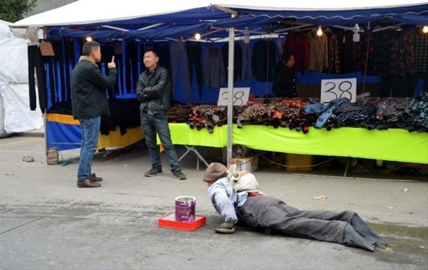 Dilenci yerde süründü ama kimse dönüp bakmadı