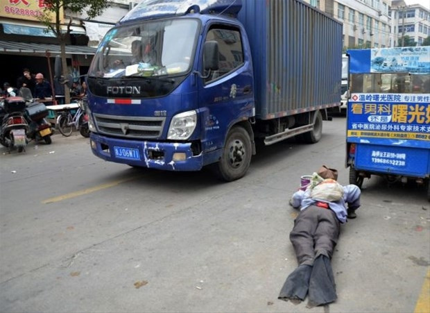 Dilenci yerde süründü ama kimse dönüp bakmadı