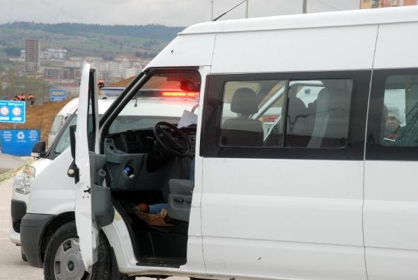 Polis memuru direksiyon başında ölü bulundu