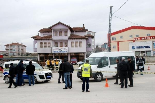 Polis memuru direksiyon başında ölü bulundu