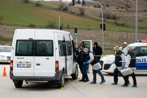 Polis memuru direksiyon başında ölü bulundu