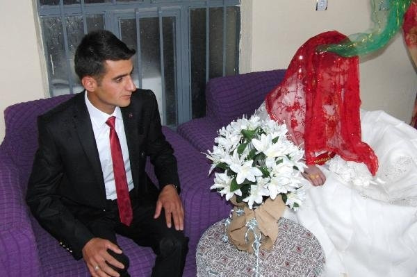 Sınır köyünde Türk bayraklı düğün