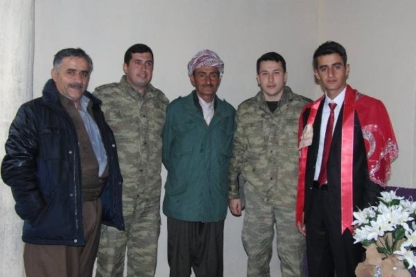 Sınır köyünde Türk bayraklı düğün