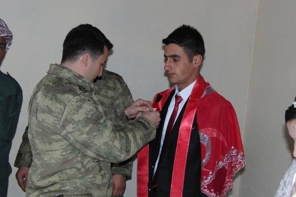 Sınır köyünde Türk bayraklı düğün