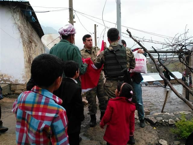 Irak sınırında Türk bayraklı düğün