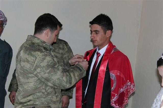 Irak sınırında Türk bayraklı düğün