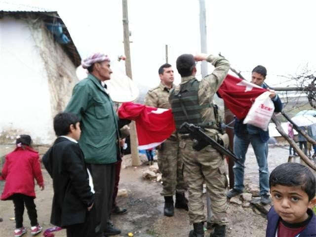 Irak sınırında Türk bayraklı düğün