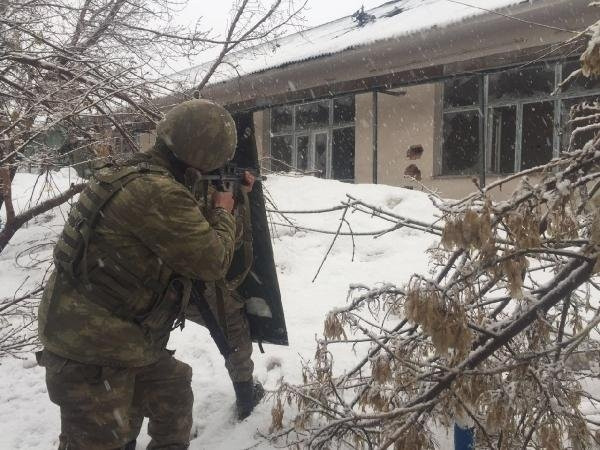 Yüksekova'da şaşkına çeviren hendek !