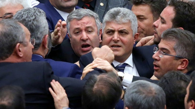 Meclis'te küfürlü kavga
