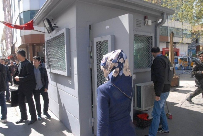 Sur'un dört bir yanına zırhlı güvenlik kulübesi yerleştirildi