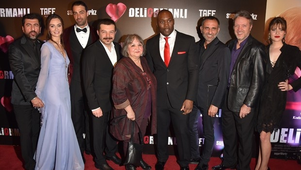 Sarp Levendoğlu ve Birce Akalay galada birbirine girdi !
