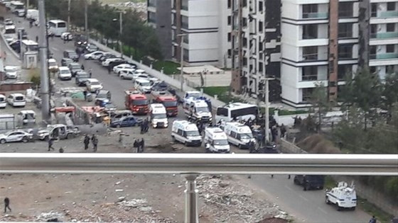 Diyarbakır'da bombalı saldırı: 7 şehit 27 yaralı