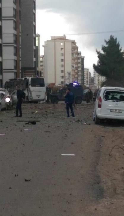 Diyarbakır'da bombalı saldırı: 7 şehit 27 yaralı