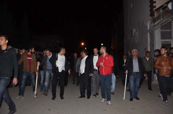 Halk elinde sopa sokağa döküldü