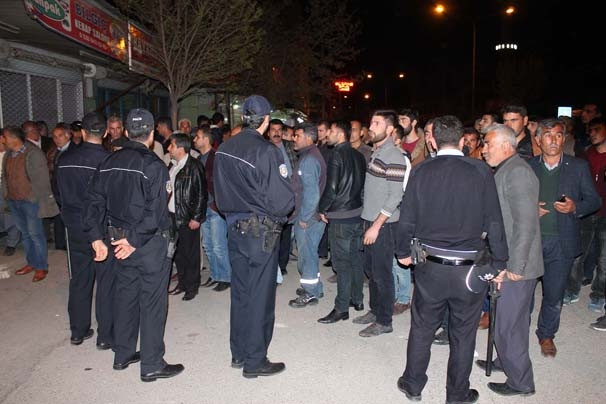 Halk elinde sopa sokağa döküldü