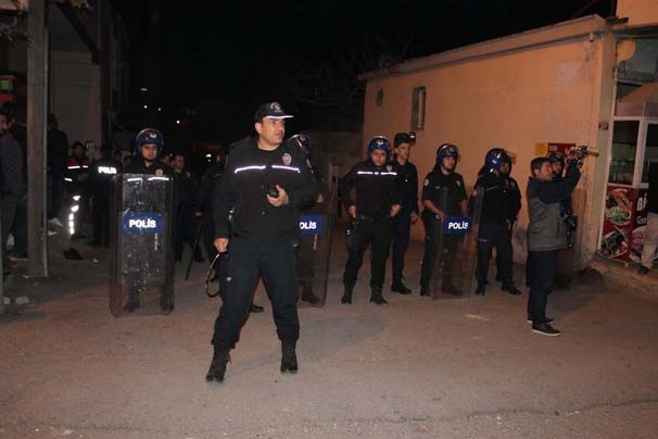 Halk elinde sopa sokağa döküldü