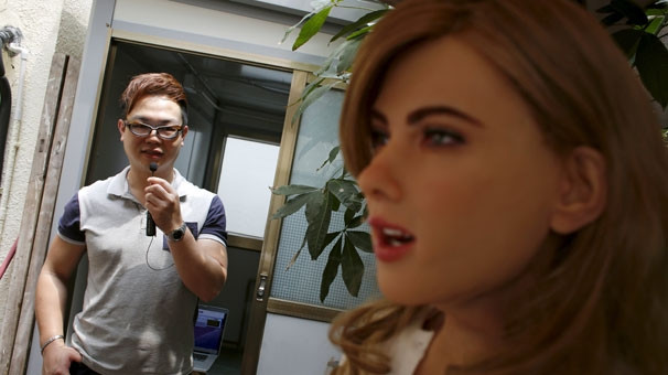 Robot olduğuna kimse inanmıyor !