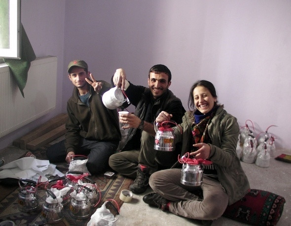 Hainler şarkılar eşliğinde bomba hazırlamış!