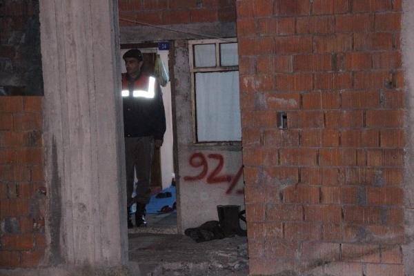 Annesini döven babasını öldürdü