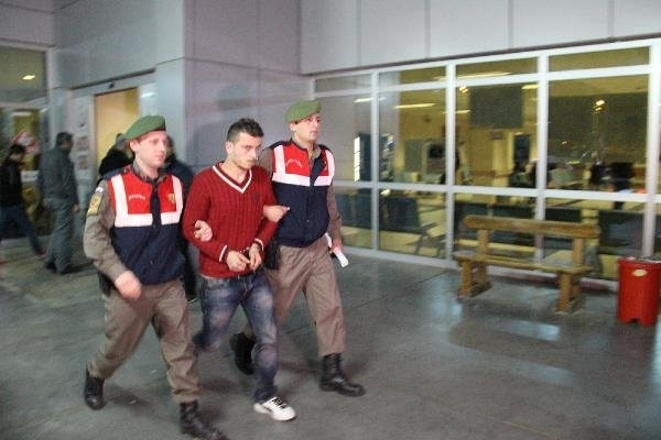 Annesini döven babasını öldürdü