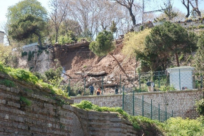 Gülhane Parkı'nda duvar çöktü: 2 ölü
