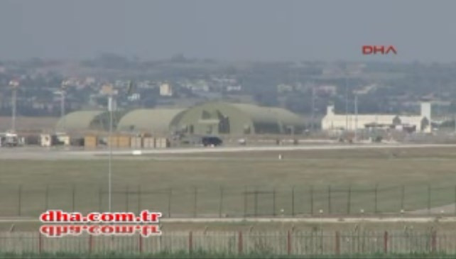 İncirlik 'te çocuklar ve kadınlar ülkelerine döndü